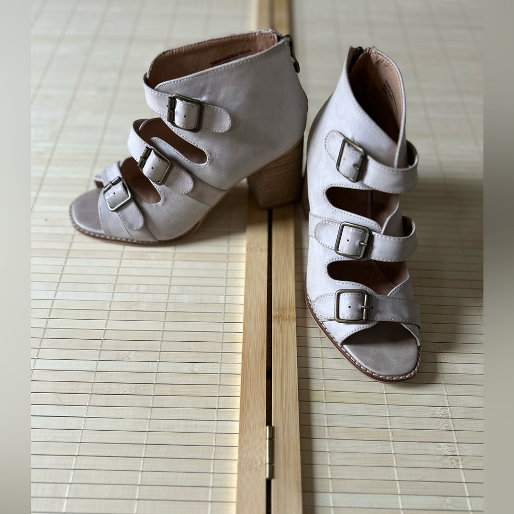Beast fashion heel with 3 buckle detail 
Like new condition 
Size:8 - Picture 3 of 4